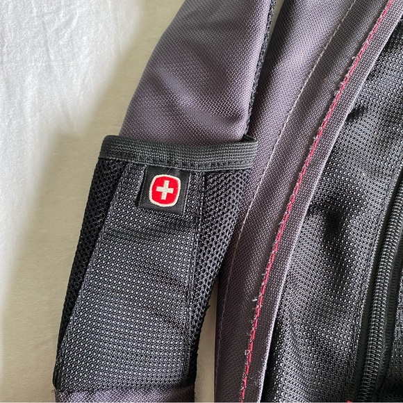 💕Swiss Gear, Multi-Section Crossbody Triangle Sling Bag - Picture 4 of 10